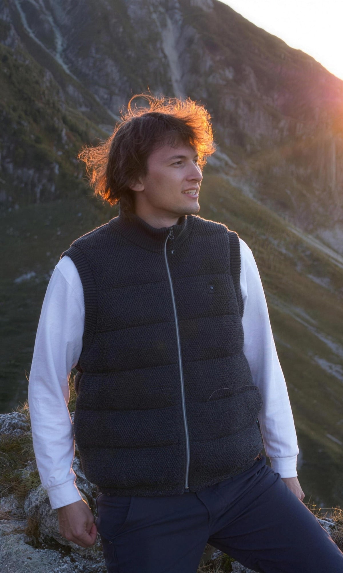Homme en gilet chauffant Maison Polar en montagne au coucher du soleil